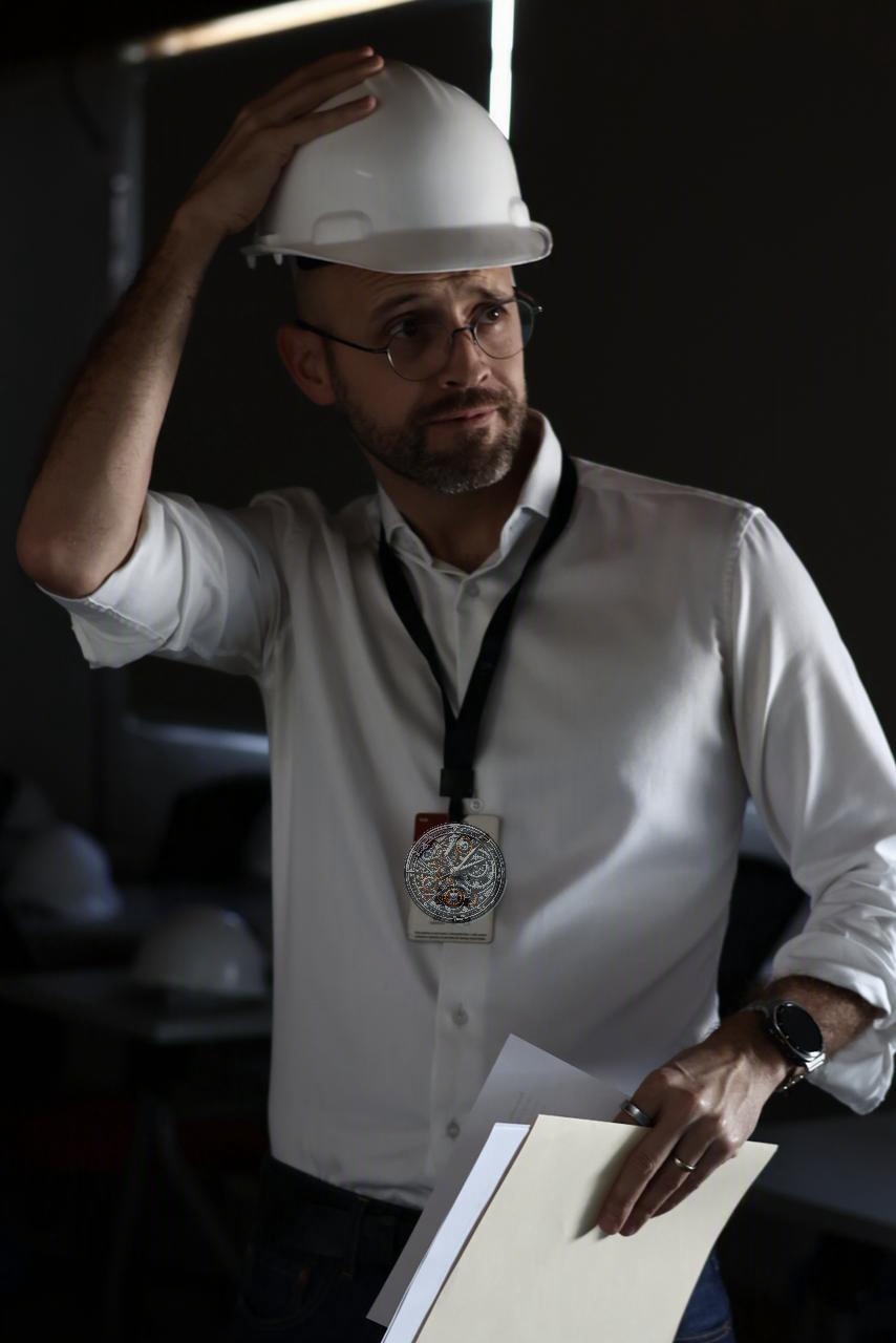Yo en el taller, con casco, unos días antes